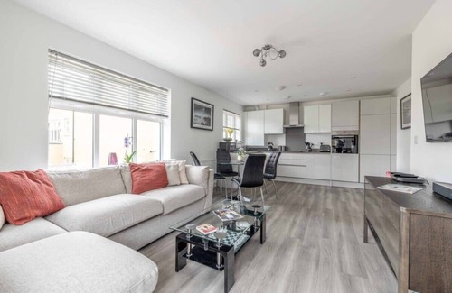 Runnymede Condominio | SAVILL GARDEN ❤ VIRGINIA WATER LAKE & FREE PARKING