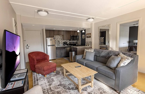 Snowshoe Condominio | SC 5406: King Bed Modern Retreat | Comfort, Fireplace & Easy Ski Access