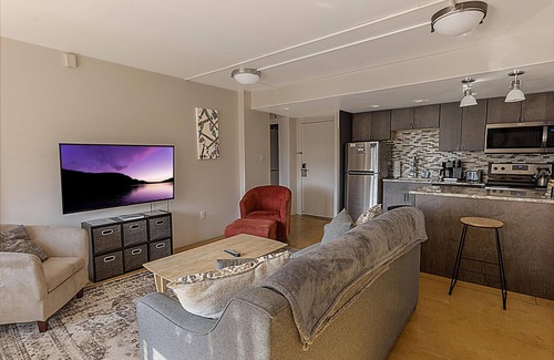Snowshoe Condominio | SC 5406: King Bed Modern Retreat | Comfort, Fireplace & Easy Ski Access