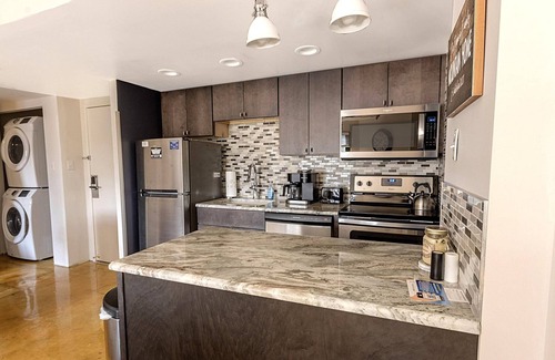 Snowshoe Condominio | SC 5406: King Bed Modern Retreat | Comfort, Fireplace & Easy Ski Access