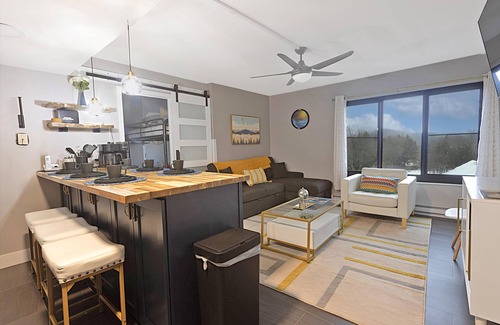 Snowshoe Condominio | SC 5606: Retro Mountain Luxury | King Bed with Designer Touches