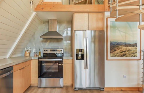 Black Mountain Cabina | Scandi-Camp A-Frame, 2 kings, hot tub, pet-friendly, walk to town! By Modcabins