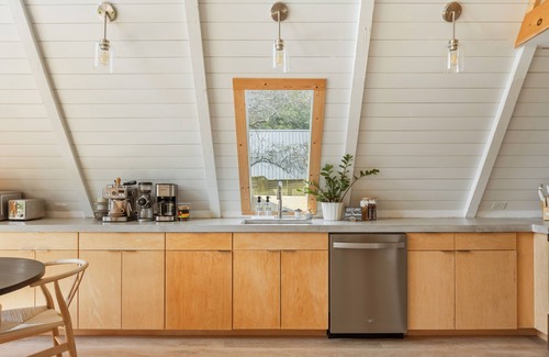 Black Mountain Cabina | Scandi-Camp A-Frame, 2 kings, hot tub, pet-friendly, walk to town! By Modcabins