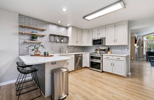 Loveland Casa | Scandinavian Chic – Hot Tub, Bikes and Lake Life!