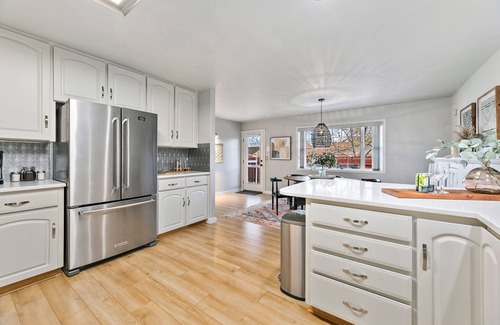 Loveland Casa | Scandinavian Chic – Hot Tub, Bikes and Lake Life!