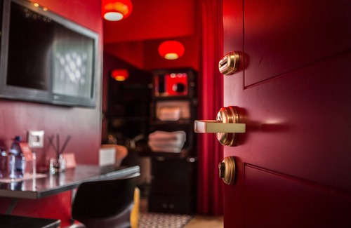 Tel Aviv Hotel | Dave Gordon - Son of a Brown