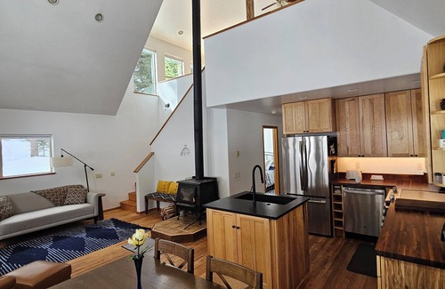 New Meadows Casa | Scenic 2 bedroom home with Loft nestled on 30 beautiful acres near New Meadows.