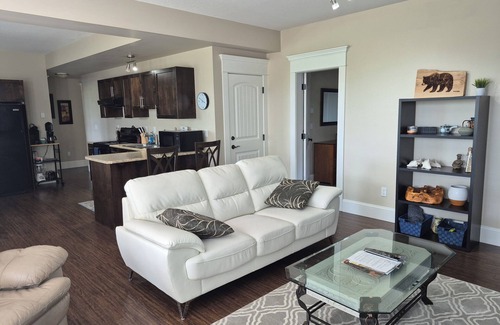 McMillan Apartamento | Scenic 2 bedroom walkout suite with hot-tub and outdoor pool, across from Park.