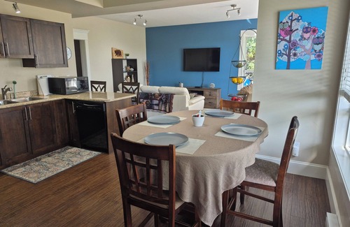 McMillan Apartamento | Scenic 2 bedroom walkout suite with hot-tub and outdoor pool, across from Park.