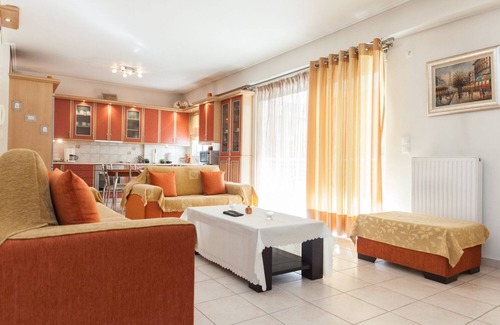 Petralona Apartamento | Scenic Balcony Apt in Vibrant Petralona