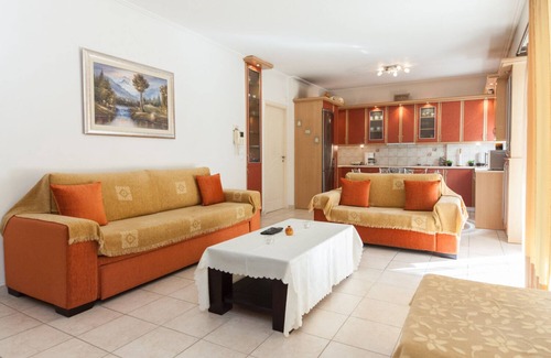 Petralona Apartamento | Scenic Balcony Apt in Vibrant Petralona