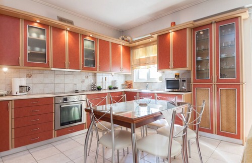 Petralona Apartamento | Scenic Balcony Apt in Vibrant Petralona