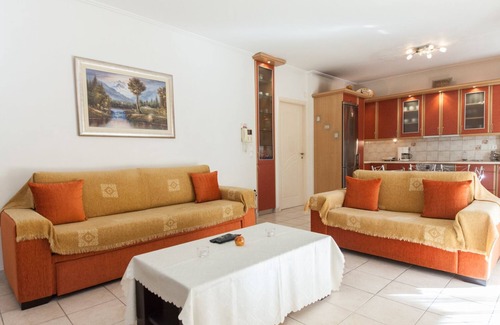 Petralona Apartamento | Scenic Balcony Apt in Vibrant Petralona