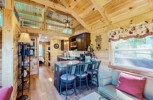Mars Hill Cabina | Scenic Cabin w/ Private Hot Tub, Amazing Views, & Covered Porch. Nearby Skiing