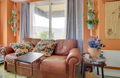 East Dorset Apartamento | Scenic Dorset Duplex < 3 Mi to Emerald Lake!