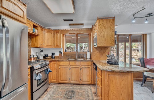 Giles County Cabina | Scenic Hidden Gem: Private Pool, Golf & Fishing on Peaceful 42 Acres