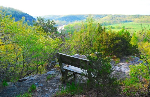 Dixon Cabaña | La pintoresca casa india Bluff Cottage está aislada sobre el valle del río Gasconade