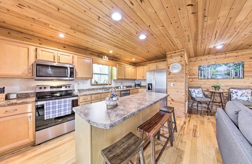 Murphy Cabina | Scenic Murphy Escape with Hot Tub & Fire Pit!
