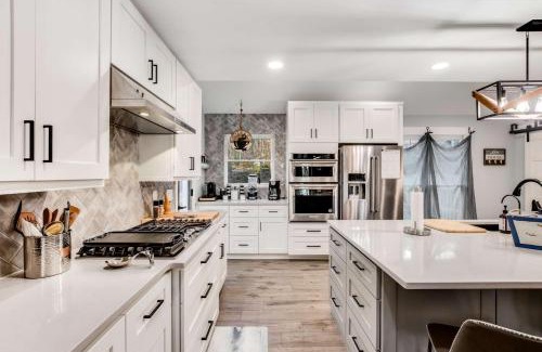 Gainesville Casa | Scenic Retreat-Lanier Lakefront-Private Dock-Sunset Views!