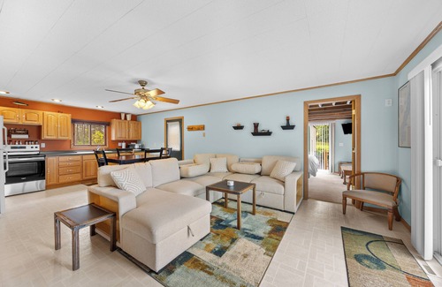 Nekoosa Cabina | Scenic riverfront cottage with boat landing and docks.