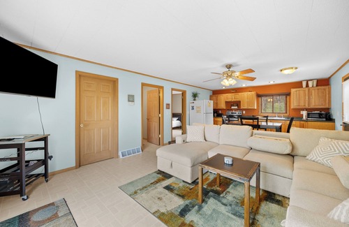 Nekoosa Cabina | Scenic riverfront cottage with boat landing and docks.