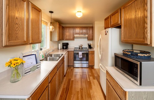 Valois Casa | Scenic Seneca lake home with private dock & soaring views!