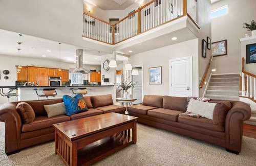 Southeast Boise Casa | Scenic Serenity in Immaculate Custom Home with Breathtaking Mountain Views | Community Pool & Gym!