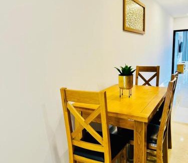 Shimla Apartamento | Scenic Solitude 2bhk Mountain View Apartment by Roamhome
