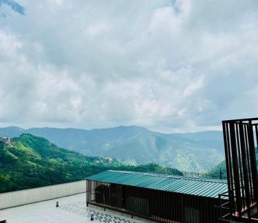Shimla Apartamento | Scenic Solitude 2bhk Mountain View Apartment by Roamhome
