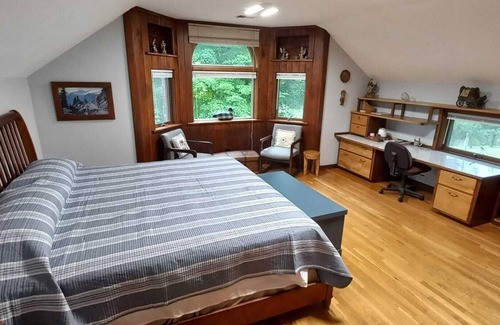 Paris Otro | Scenic Stillwater Retreat in rural KY Horse Country, WiFi/AC, Fishing/Canoeing