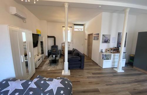 Helbedundorf Apartamento | Schöne kleine Einraumwohnung mit Küche und Kamin in Holzthaleben