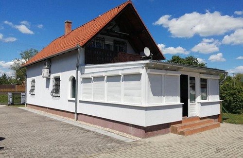 Balatonmariafurdo Casa | schönes Ferienhaus mit grossen Pool 250 m vom Balaton