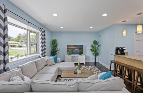 Roselle Casa | Schaumburg Sunrise - 4 BRs & Outdoor Firepit