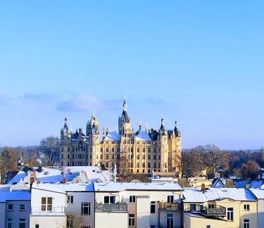 Schwerin Apartamento | Schlosskönig - Modernes & zentrales Apartment mit Balkon und Arbeitsplatz