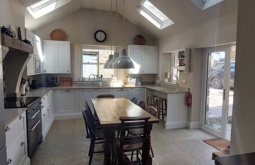 Fremington Casa | SCHOOL HOUSE, pet friendly, character holiday cottage in Hurst