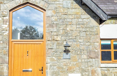 Llandeilo Cabaña | School Lodge