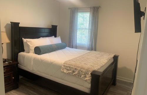 Elizabethtown Casa | School Village Walk-in shower and jetted tub