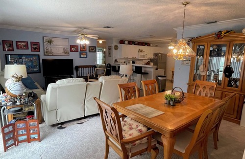 Lady Lake Villa | Encantador 2 hab. Patio Villa Convenientemente ubicado! WiFi y carrito de golf incluido!