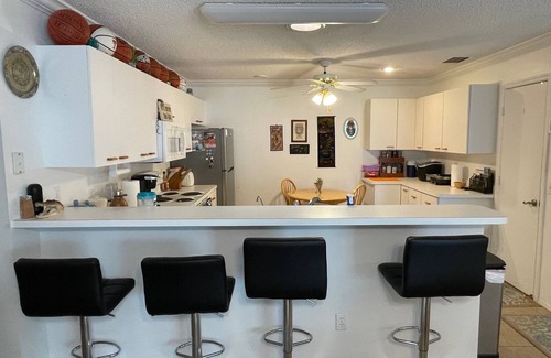 Lady Lake Villa | Encantador 2 hab. Patio Villa Convenientemente ubicado! WiFi y carrito de golf incluido!