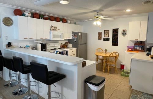 Lady Lake Villa | Encantador 2 hab. Patio Villa Convenientemente ubicado! WiFi y carrito de golf incluido!