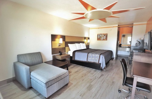 Shenandoah Hotel | Scottish Inns & Suites Shenandoah Woodlands Mall