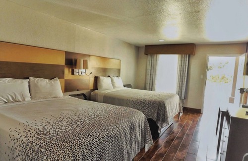 Shenandoah Hotel | Scottish Inns & Suites Shenandoah Woodlands Mall