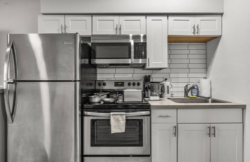 Peaceful Valley Apartamento | Scottsdale Luxury Studio- Free Parking - Luxe Bed