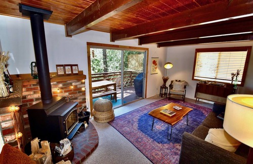 Pine Cove Cabina | Scout’s Hideaway! Modern boho-chic cabin w/views, portable a/c