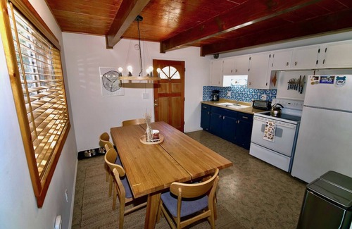 Pine Cove Cabina | Scout’s Hideaway! Modern boho-chic cabin w/views, portable a/c