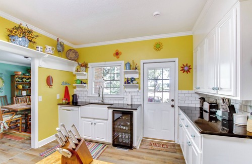 Ashford Casa | Screened Porch: Peaceful Country Escape in Ashford