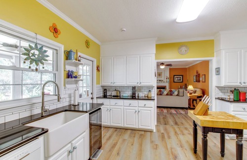 Ashford Casa | Screened Porch: Peaceful Country Escape in Ashford