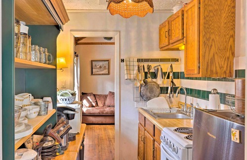 Hot Springs Cabaña | Screened Porch: 'The Rock Cottage' in Hot Springs