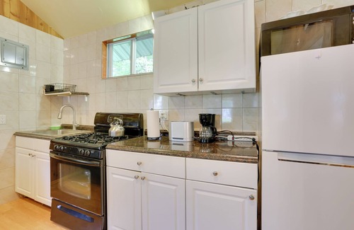 Mongaup Valley Cabina | Screened Porch + Fire Pit: Cabin Near Bethel Woods