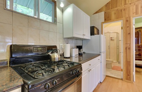 Mongaup Valley Cabina | Screened Porch + Fire Pit: Cabin Near Bethel Woods